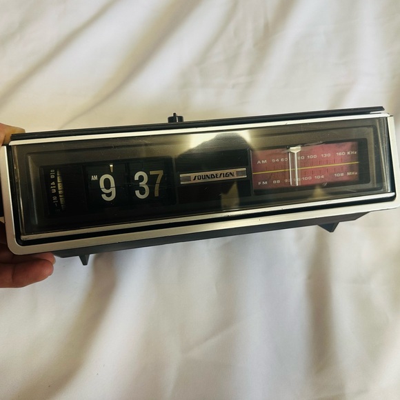 Sound design vintage Black and Silver Retro Flip Clock Radio am/fm working - Picture 1 of 16